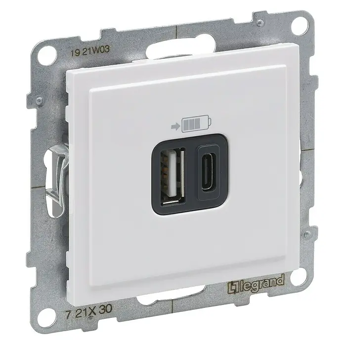 Legrand Suno Cargador USB A+C - Blanco, Modelo de mecanismos: x 2 - Cargador de pared Legrand blanco con puertos USB-A y USB-C para carga de dispositivos, montado en un marco metálico.