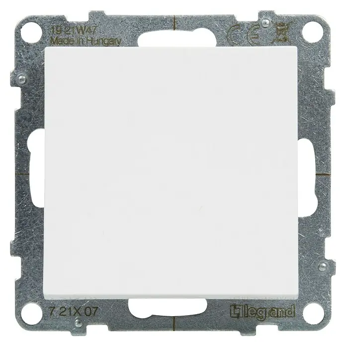 Legrand Suno Cruzamiento - Blanco, Montaje en superficie, 10 A - Módulo eléctrico/inserto de interruptor Legrand blanco con marco de montaje metálico.