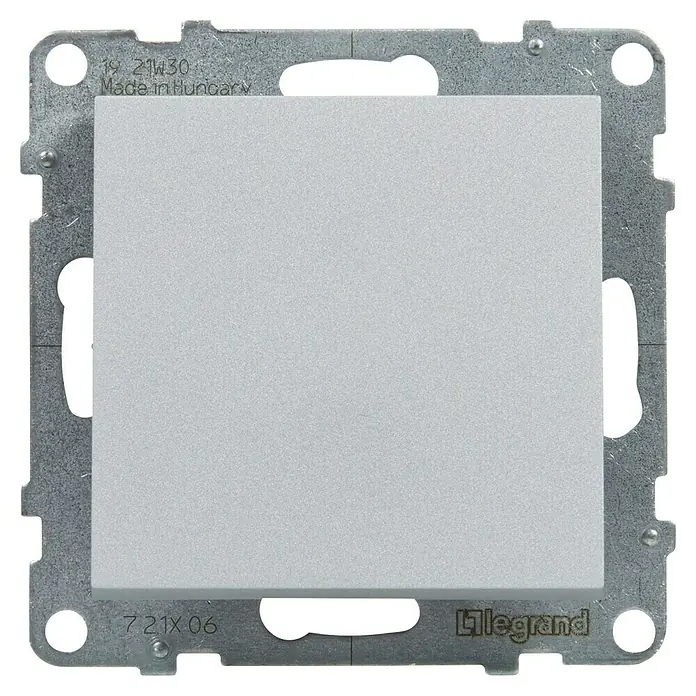 Legrand Suno Conmutador - Aluminio, Montaje en la pared, Modelo de mecanismos: x 1 - Inserto de interruptor blanco con marco de montaje de metal plateado.