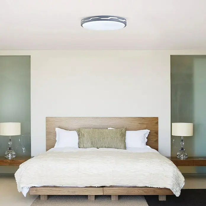 Led Hispania Plafón LED redondo Gregal - 40 W, Ø x Al: 500 cm x 90 mm, Gris, Blanco frío - Lámpara de techo redonda y plana gris con un patrón en zigzag blanco en el borde.