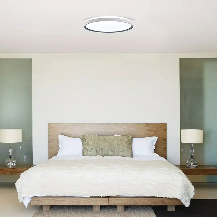 Led Hispania Plafón LED redondo Rinia - 40 W, Ø x Al: 500 cm x 90 mm, Gris metálico, Blanco frío - Lámpara de techo LED redonda con borde gris y blanco, instalada en un dormitorio.