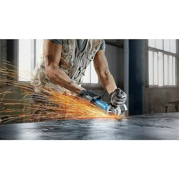 Bosch Professional Elektro-Winkelschleifer WS 880 - 900 W, Durchmesser Scheibe: 125 mm, Leerlaufdrehzahl: 11.000 U/min - Blauer und silberner Winkelschleifer wird von einem Arbeiter benutzt, der beim Schleifen von Metall einen Funkenregen erzeugt.