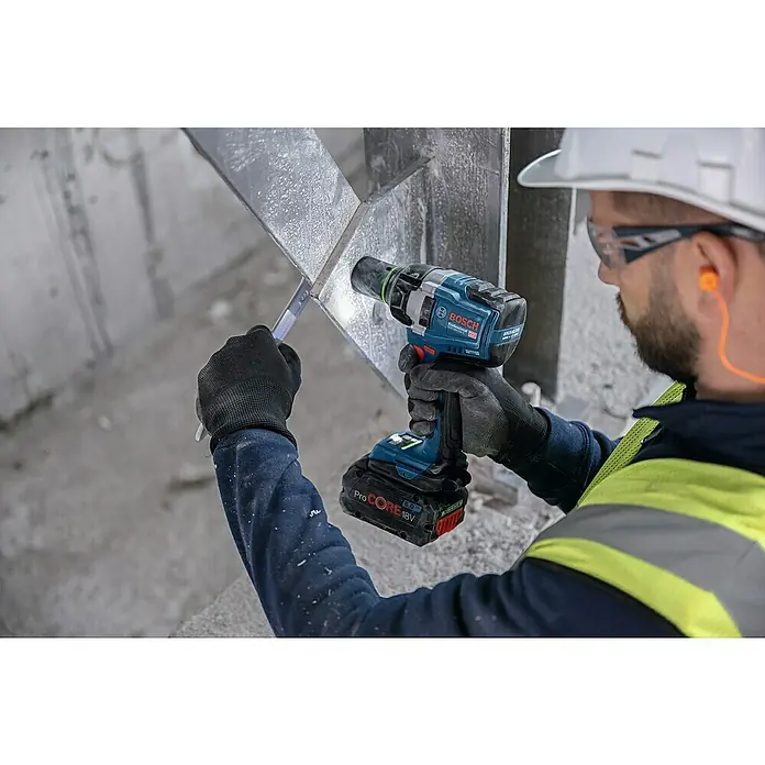 Bosch Professional AMPShare 18V Akku-Drehschlagschrauber GDS 18V-750 C - 18 V, Ohne Akku - Blauer Bosch Professional 18V Akku-Bohrschrauber mit ProCORE Akku, an Metallträger verwendet.