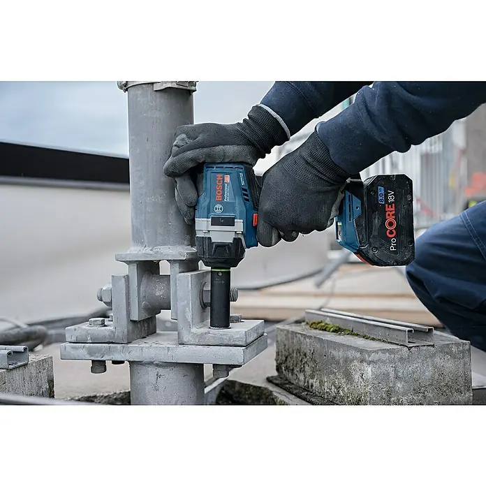 Bosch Professional AMPShare 18V Akku-Drehschlagschrauber GDS 18V-750 C - 18 V, Ohne Akku - Person nutzt einen blau-schwarzen Bosch Professional Schlagschrauber mit ProCORE 18V Akku an einer großen Metallschraube.