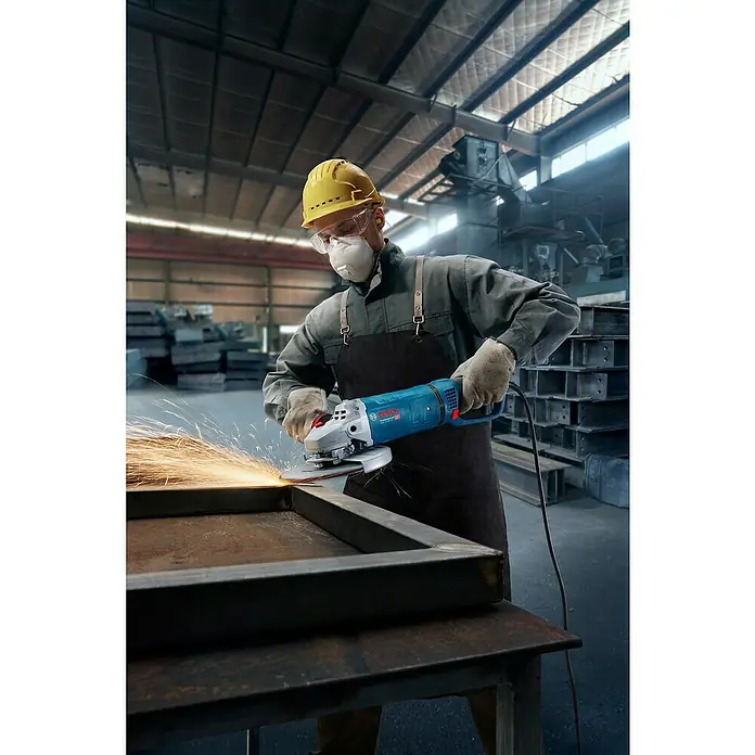 Bosch Professional Elektro-Winkelschleifer GWS 27-230 JR - 2.700 W, Durchmesser Scheibe: 230 mm, Leerlaufdrehzahl: 5.200 U/min - 6.500 U/min - Arbeiter schleift Metall mit blauem Bosch Winkelschleifer, Funken fliegen.