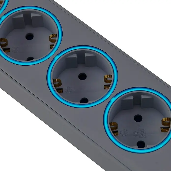 Blaupunkt Steckdosenleiste - 8-fach, Weiß, Kabellänge: 2 m, Mit Schalter - Nahaufnahme einer grauen Steckdosenleiste mit blauen LED-Ringen, die ein modernes und energieeffizientes Design hervorhebt.
