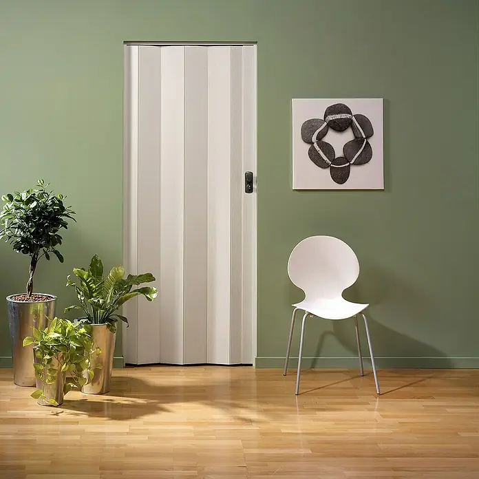 Grosfillex Falttür Spacy - Esche weiß, 84 x 205 cm - Helle, vertikal getäfelte Falttür mit dunklem Griff.