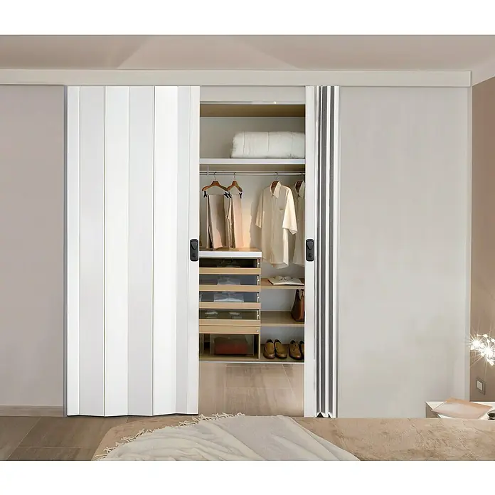 Grosfillex Falttür Spacy - Weiß glänzend, 84 x 205 cm - Weißer Falttürschrank, teilweise offen, zeigt einen organisierten begehbaren Kleiderschrank.