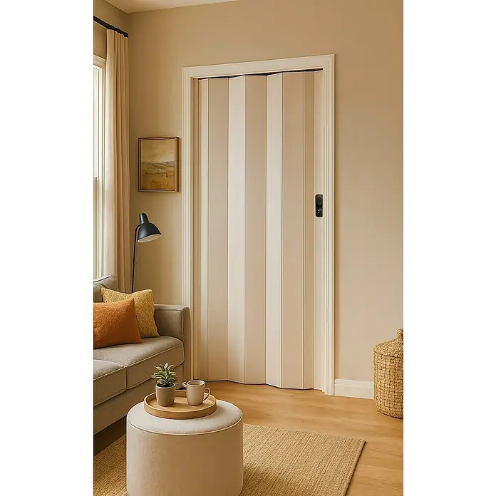 Grosfillex Falttür Spacy - Esche weiß, 84 x 205 cm - Elegante Falttür in Hellbeige mit vertikalen Paneelen, teilweise geschlossen im Durchgang, passt zu modernem Wohnambiente.