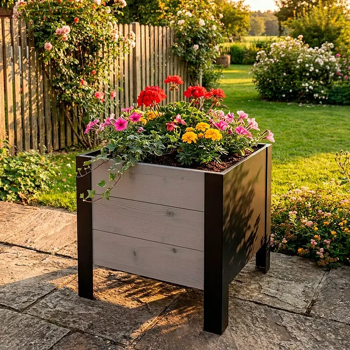 Upyard Pflanzkasten Modernbox niedrig - 36 x 36 x 32 cm, Holz, Grau/Schwarz - Moderner Gartenpflanzkasten mit hellgrauen Holzpaneelen und schwarzem Rahmen, gefüllt mit bunten Blumen, auf einer Terrasse.