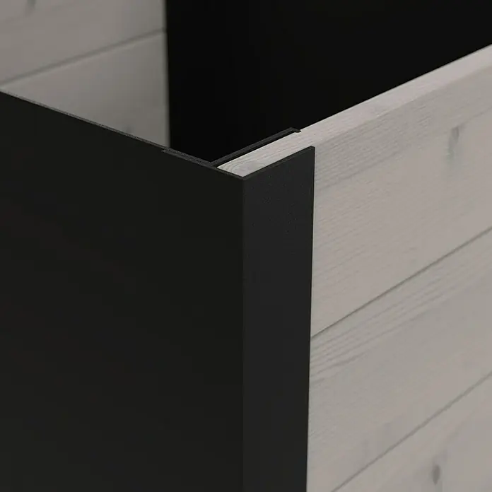 Upyard Pflanzkasten Modernbox niedrig - 36 x 36 x 32 cm, Holz, Grau/Schwarz - Ecke eines Hochbeets mit hellen Holzbrettern und schwarzen Metall-Eckprofilen.