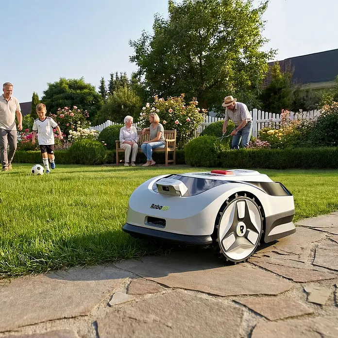 RoboUp Mähroboter Raccoon 2 SE - 600 m², Schnittbreite: 20 cm, Kamera-gestützte Navigation - Weiß-schwarzer Mähroboter auf einem gepflasterten Weg im Garten, mit Menschen im Hintergrund.