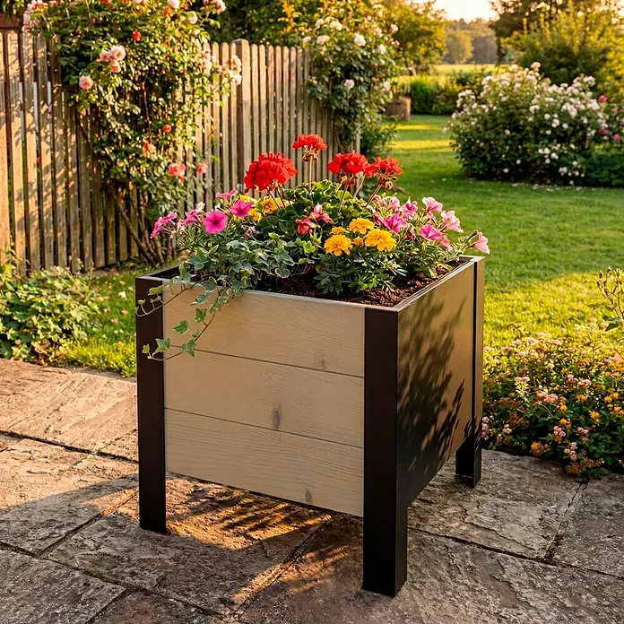 Upyard Pflanzkasten Modernbox niedrig - 36 x 36 x 32 cm, Holz, Braun/Schwarz - Quadratischer Pflanzkübel mit heller Holzoptik und dunklem Metallrahmen, gefüllt mit bunten Blumen, auf einer Gartenterrasse.