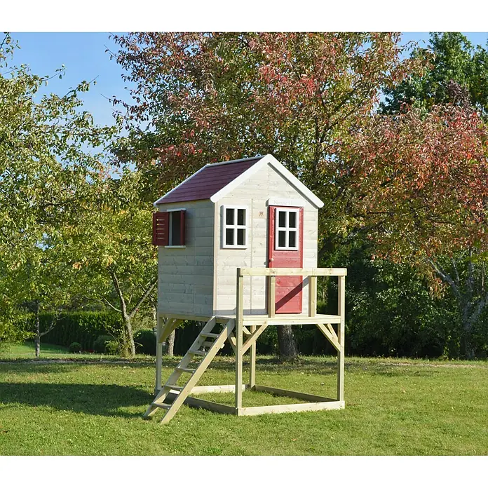 Wendi Toys Spielhaus Storch - Glas, Natur/Rot - Ein charmantes Holz-Spielhaus mit rotem Dach und Fensterläden, erhöht auf einer Plattform mit Leiter im Garten.