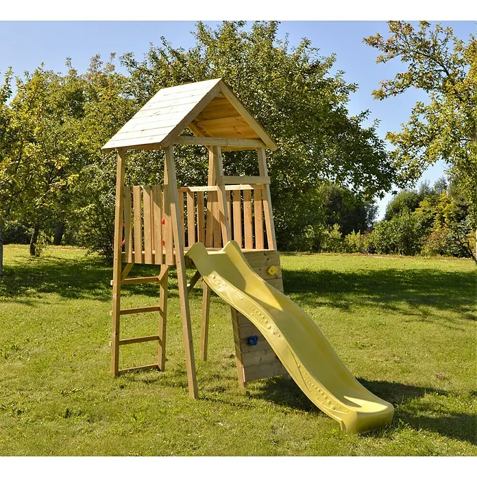 Wendi Toys Kinderspielturm Falke - Natur/Gelb - Holzspielturm mit gelber Rutsche. Das Spielhaus ist aus hellem Holz und steht auf einer grünen Wiese. Ideal für Kinder zum Spielen im Garten.
