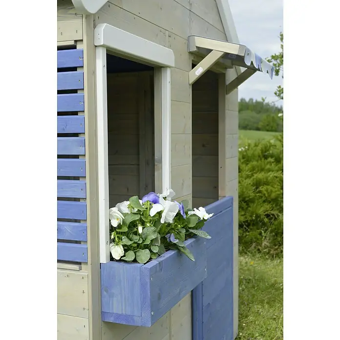 Wendi Toys Spielhaus Delfin - Holz, Natur/Blau - Detailansicht eines Holzspielhauses mit blauem Blumenkasten voller weißer und violetter Stiefmütterchen unter einem Fenster.
