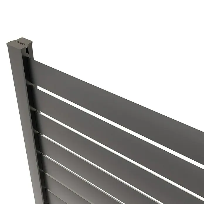 Dioco Smartwall Valla Persiana - L x An: 1.770 x 150 mm, Antracita, 6 ud. - Sección de celosía gris con lamas horizontales y un poste vertical que muestra el logotipo de Corradi.