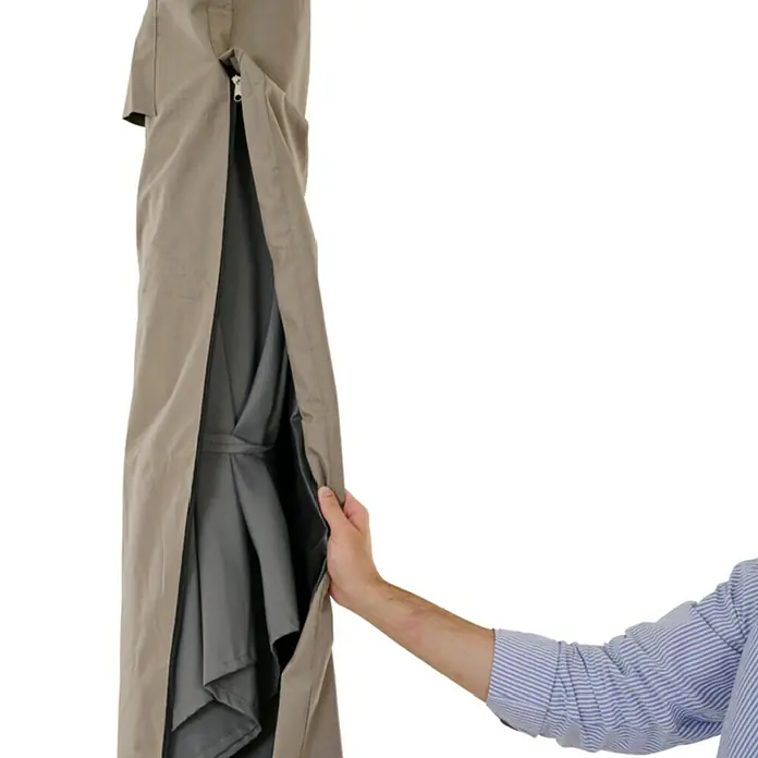 Siena Garden Sonnenschirm Schutzhülle PLUS - Passend für: Schirme mit einem ⌀ bis zu 3,0 m, Polyester, TPU laminiert, Beige - Khakifarbene Schutzhülle mit Reißverschluss, von einer Hand geöffnet, um gefalteten grauen Stoff zu enthüllen.