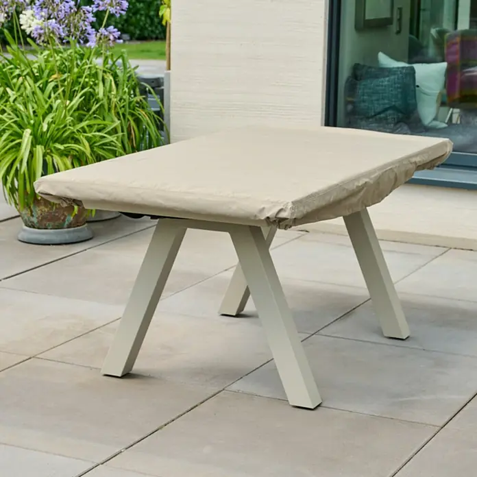 Siena Garden Gartentisch-Schutzhülle PLUS - L x B x H: 160 x 100 x 15 cm, Polyester, TPU laminiert, Beige - Hellbeiger Stoffbezug schützt einen rechteckigen Gartentisch auf einer Terrasse.