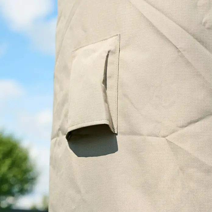Siena Garden Sonnenschirm Schutzhülle PLUS - Passend für: Ampelschirm ⌀ 3,5 m, Polyester, TPU laminiert, Beige - Hellbeiger Outdoor-Schutzbezug aus strapazierfähigem Stoff mit angenähtem Tragegriff, vor verschwommenem Himmel.