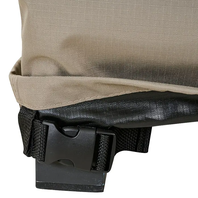Siena Garden Loungemöbel Schutzhülle PLUS - L x B x H: 270 x 90 x 65 cm, Polyester, TPU laminiert, Beige - Ecke einer beigefarbenen und schwarzen Schutzhülle mit einer schwarzen Kunststoffschnalle, befestigt an einem schwarzen Bein.