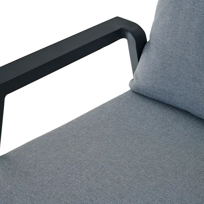 Siena Garden Garten-Positionssessel Comfort Plus - Aluminium, Ranotex, Polypropylen, Dunkelgrau, B x T x H: 65 x 80 x 98 cm - Nahaufnahme einer schwarzen Armlehne und eines grauen Stoffkissens.