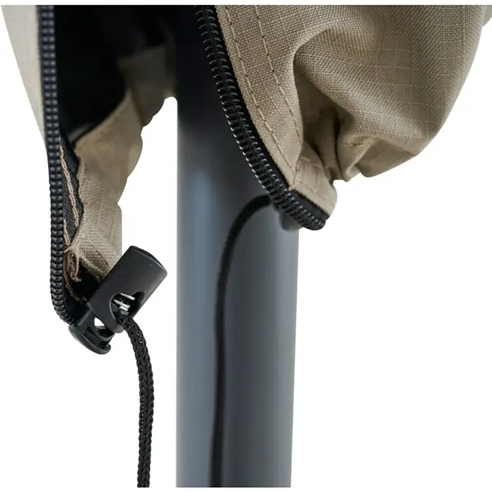 Siena Garden Sonnenschirm Schutzhülle PLUS - Passend für: Schirme mit einem ⌀ bis zu 3,0 m, Polyester, TPU laminiert, Beige - Nahaufnahme einer beigefarbenen Stoffhülle mit schwarzem Reißverschluss und Kordelstopper an einer dunklen Stange.