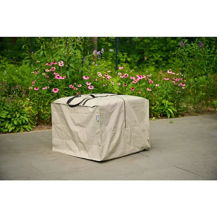 Siena Garden Auflagen-Schutzhülle PLUS - L x B x H: 80 x 80 x 56 cm, Polyester, TPU laminiert, Beige - Beige Schutzhülle für Gartenmöbel, auf einer Terrasse vor üppigem Gartenhintergrund.