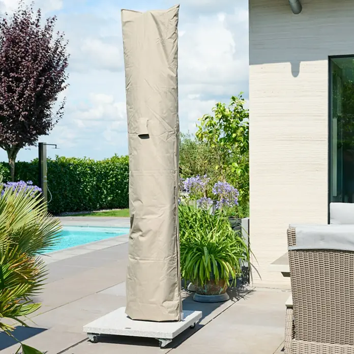 Siena Garden Sonnenschirm Schutzhülle PLUS - Passend für: Ampelschirm ⌀ 4,0 m, Polyester, TPU laminiert, Beige - Hoher beigefarbener Schutzbezug auf Rollsockel, draußen am Pool.