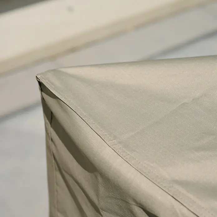 Siena Garden Sitzgruppen-Schutzhülle PLUS - Passend für: Sitzgruppen inkl. 10 Stühlen, 240 x 150 x 100 cm, Polyester, TPU laminiert, Beige - Helle beige Schutzhülle aus Stoff mit sichtbaren Nähten, die eine Ecke eines Objekts bedeckt.