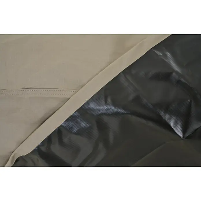Siena Garden Gartentisch-Schutzhülle PLUS - L x B x H: 200 x 110 x 15 cm, Polyester, TPU laminiert, Beige - Beiger Ripstop-Stoff neben glänzendem, schwarzem, wasserdichtem Material, getrennt durch einen beigen Streifen.
