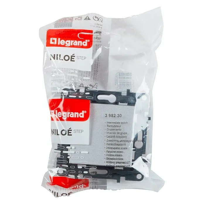 Legrand Niloé Step Cruzamiento - Aluminio, Instalar, IP44 - Primer plano de un conmutador inversor Legrand Niloe Step en su embalaje original. Ideal para instalaciones eléctricas domésticas.
