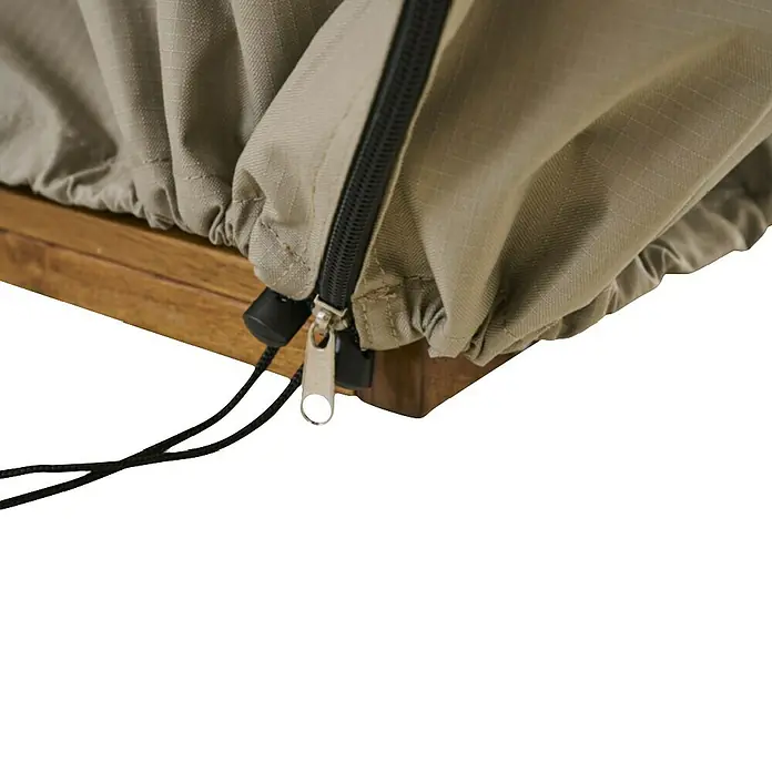 Siena Garden Stapelsessel-Schutzhülle PLUS - L x B x H: 128 x 105 x 160 cm, Polyester, TPU laminiert, Beige - Khakifarbene Ripstop-Stoffabdeckung mit schwarzem Reißverschluss, Kordelzug und Kordelstopper, um ein Holzobjekt befestigt.