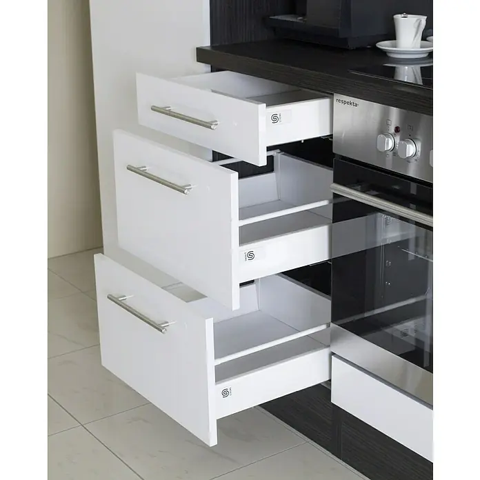 Respekta Premium Küchenzeile RP280ESCBO - Breite: 280 cm, Schwarz, Mit Elektrogeräten - Moderne Küche mit weißen Schubladen und Edelstahlherd. Die Schubladen sind teilweise geöffnet und bieten Stauraum.