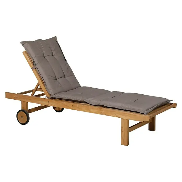 Madison Gartenmöbel-Auflage - Liegenauflage, L x B x H: 200 x 60 x 6 cm, Baumwolle, Polyester, Taupe - Liegestuhl aus Holz mit verstellbarer Rückenlehne und Rollen, dazu eine weiche graue Auflage.