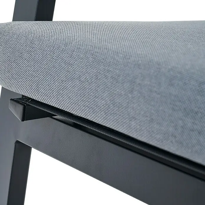 Siena Garden Garten-Positionssessel Comfort Plus - Aluminium, Ranotex, Polypropylen, Dunkelgrau, B x T x H: 65 x 80 x 98 cm - Detail eines grauen Textilsitzpolsters auf dunklem Metallrahmen, mit schwarzem Clip befestigt.