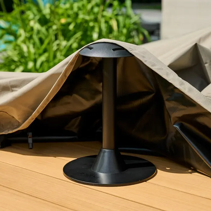 Abstandhalter - Passend für: Gartentische, Polypropylen, Schwarz - Schwarzer Kunststoff-Stützfuß hebt beige Abdeckung an, verhindert Wasseransammlungen.