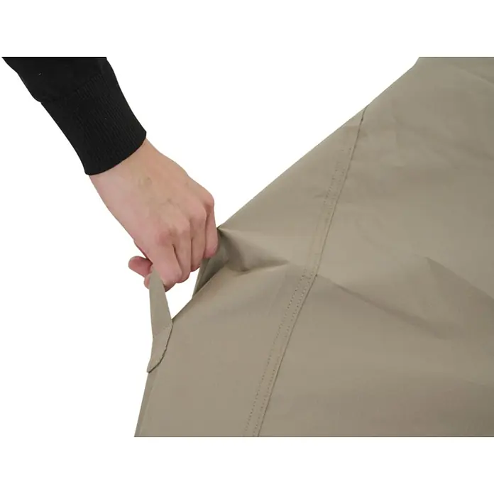 Siena Garden Loungemöbel Schutzhülle PLUS - L x B x H: 205 x 100 x 70 cm, Polyester, TPU laminiert, Beige - Eine Hand greift einen beigefarbenen Stoffgriff an einer beigen Abdeckung, was die Tragbarkeit betont.