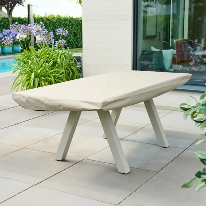 Siena Garden Gartentisch-Schutzhülle PLUS - L x B x H: 200 x 110 x 15 cm, Polyester, TPU laminiert, Beige - Beige Schutzhülle über einem Gartentisch auf einer Terrasse, schützt ihn vor Witterung.