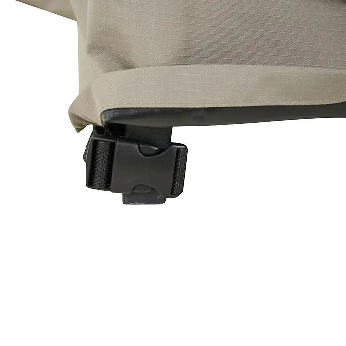 Siena Garden Gartenbank-Schutzhülle PLUS - L x B x H: 130 x 75 x 85 cm, Polyester, TPU laminiert, Beige - Beiges Textil mit schwarzer Schnalle, an einer dunklen Kante befestigt.