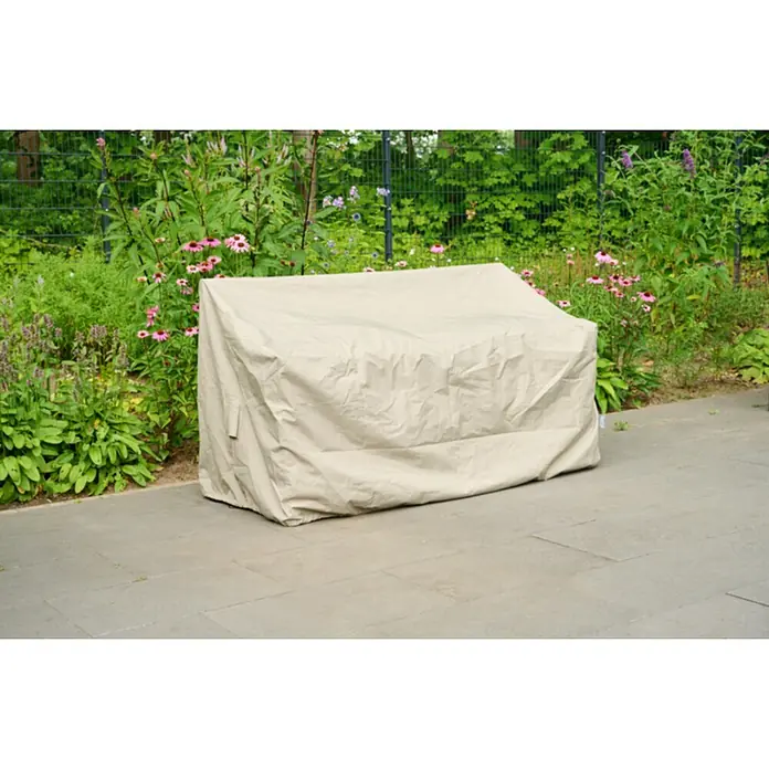 Siena Garden Gartenbank-Schutzhülle PLUS - L x B x H: 130 x 75 x 85 cm, Polyester, TPU laminiert, Beige - Eine beige Gartenmöbelabdeckung schützt eine Terrassenbank im Garten.