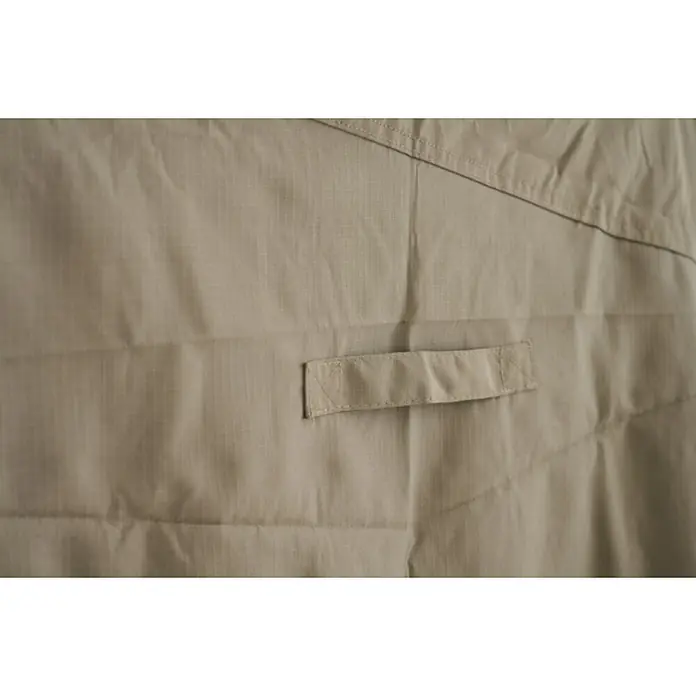 Siena Garden Stapelsessel-Schutzhülle PLUS - L x B x H: 128 x 105 x 160 cm, Polyester, TPU laminiert, Beige - Hellbrauner Ripstop-Stoff mit sichtbarem Gittermuster, Nähten und einer Stoffschlaufe, möglicherweise von Kleidung oder Ausrüstung.