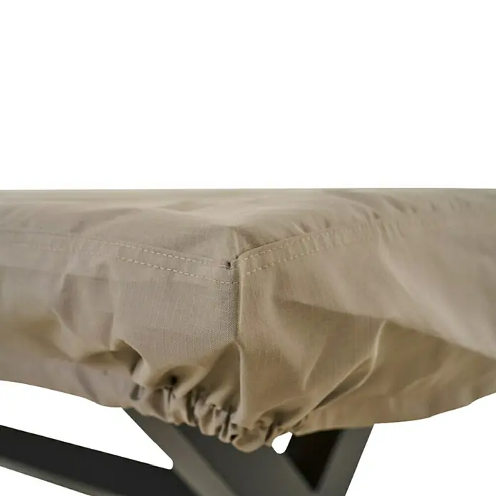 Siena Garden Gartentisch-Schutzhülle PLUS - L x B x H: 200 x 110 x 15 cm, Polyester, TPU laminiert, Beige - Beige Outdoor-Möbelabdeckung mit sichtbaren Nähten und elastischem Saum, eng über einem dunklen Möbelrahmen.