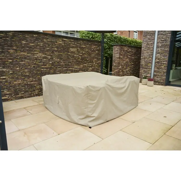 Siena Garden Loungemöbel Schutzhülle PLUS - L x B x H: 255 x 255 x 70 cm, Polyester, TPU laminiert, Beige - Beigefarbene Schutzhülle für Outdoor-Terrassenmöbel, die Tisch und Stühle auf einer gepflasterten Terrasse ordentlich abdeckt.