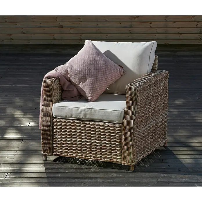 Sillón de exterior Gotland - An x Pr x Al: 80 x 81 x 77 cm, Aluminio/Ratán sintético, Beige - Aquí hay un sillón de mimbre con cojines y manta, que ofrece un complemento cómodo y elegante para cualquier espacio exterior.