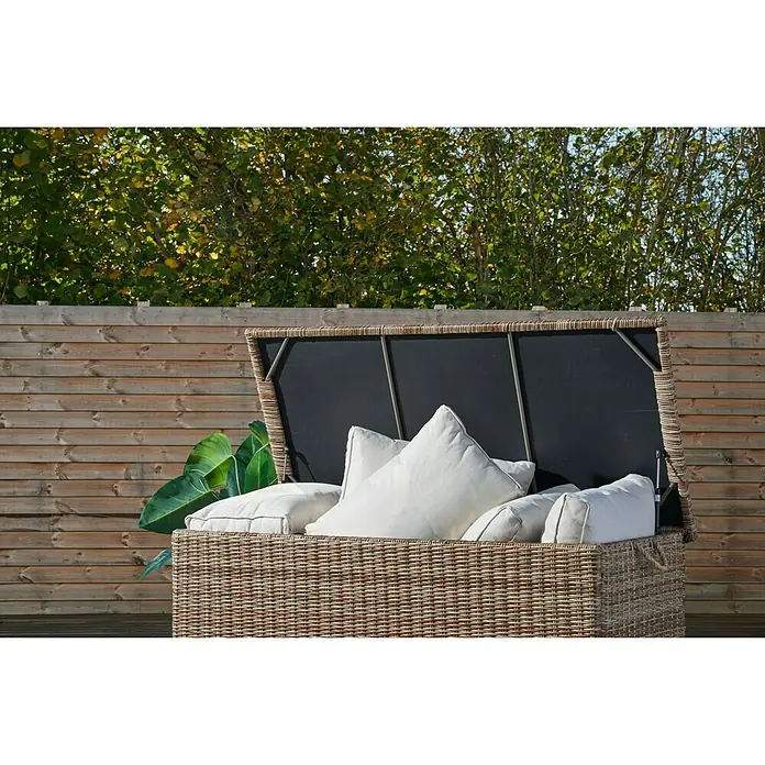 Baúl para jardín Gotland - 150 x 65 x 68 cm, Plástico, Arena - Caja de almacenamiento de mimbre con cojines blancos y tapa abatible. Ideal para guardar en el jardín y organizar espacios exteriores.