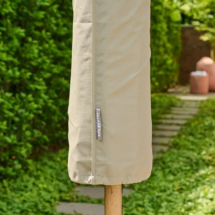 Siena Garden Sonnenschirm Schutzhülle PLUS - Passend für: Schirme mit einem ⌀ bis zu 3,0 m, Polyester, TPU laminiert, Beige - Beige Stoff-Sonnenschirmhülle mit 'siena garden'-Etikett, schützt einen Sonnenschirm.