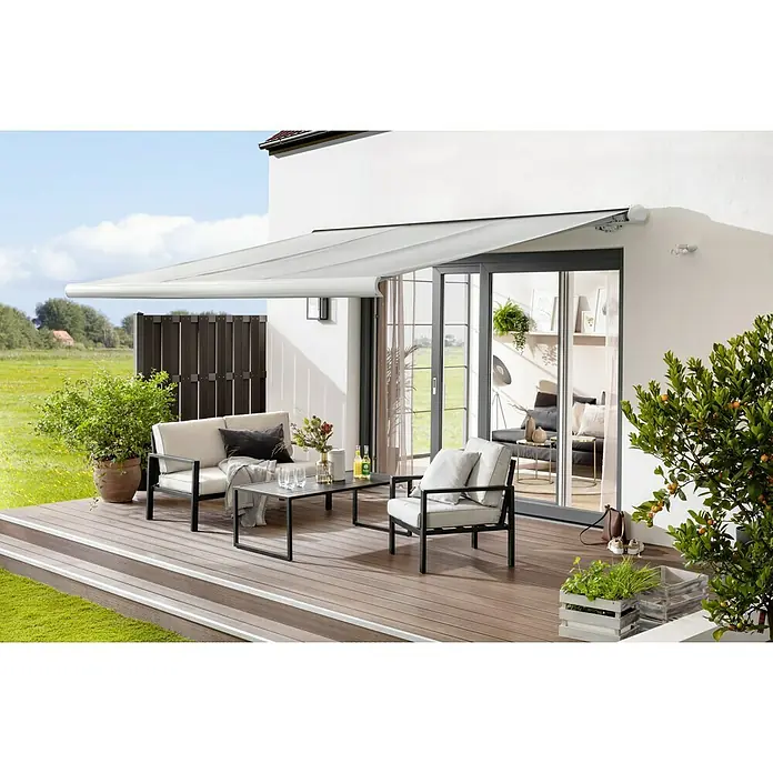 Wind- & Sonnensensor - 130 x 140 x 220 mm, Passend für: Sunfun Vollkassettenmarkisen inkl. LED & Crudo, Sunfun Hülsenmarkisen - Eine Terrassenüberdachung bietet Schatten für eine moderne Terrassengarnitur mit Sofa, Sessel und Tisch auf einer Holzterrasse.
