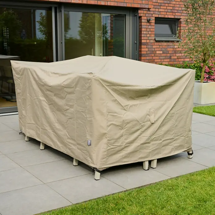 Siena Garden Sitzgruppen-Schutzhülle PLUS - Passend für: Sitzgruppen inkl. 6 Stühlen, 200 x 150 x 100 cm, Polyester, TPU laminiert, Beige - Beige Outdoor-Möbelabdeckung schützt eine rechteckige Essgarnitur auf einer Terrasse.