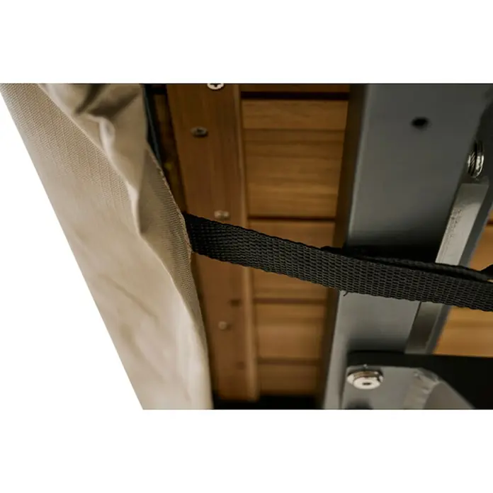 Siena Garden Gartentisch-Schutzhülle PLUS - L x B x H: 200 x 110 x 15 cm, Polyester, TPU laminiert, Beige - Beige Stoffabdeckung mit schwarzem Gurt an Holz- und Metallkonstruktion befestigt.